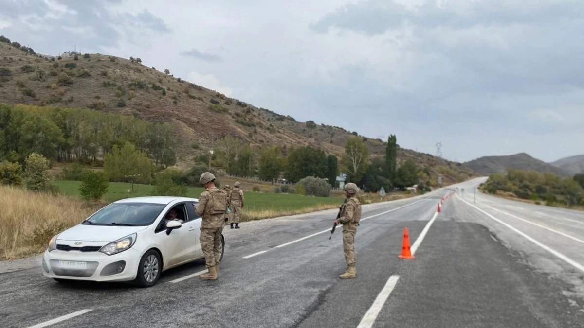 Güvenlik görevlileri yolda bir aracı durdurdu