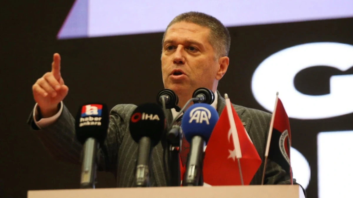 Gençlerbirliği Başkanı Arda Çakmak, mikrofonlar ve Türk bayraklarının önünde konuşuyor