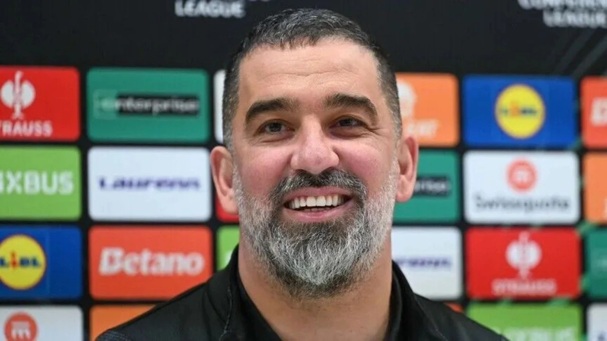 Arda Turan basın toplantısında gülümserken