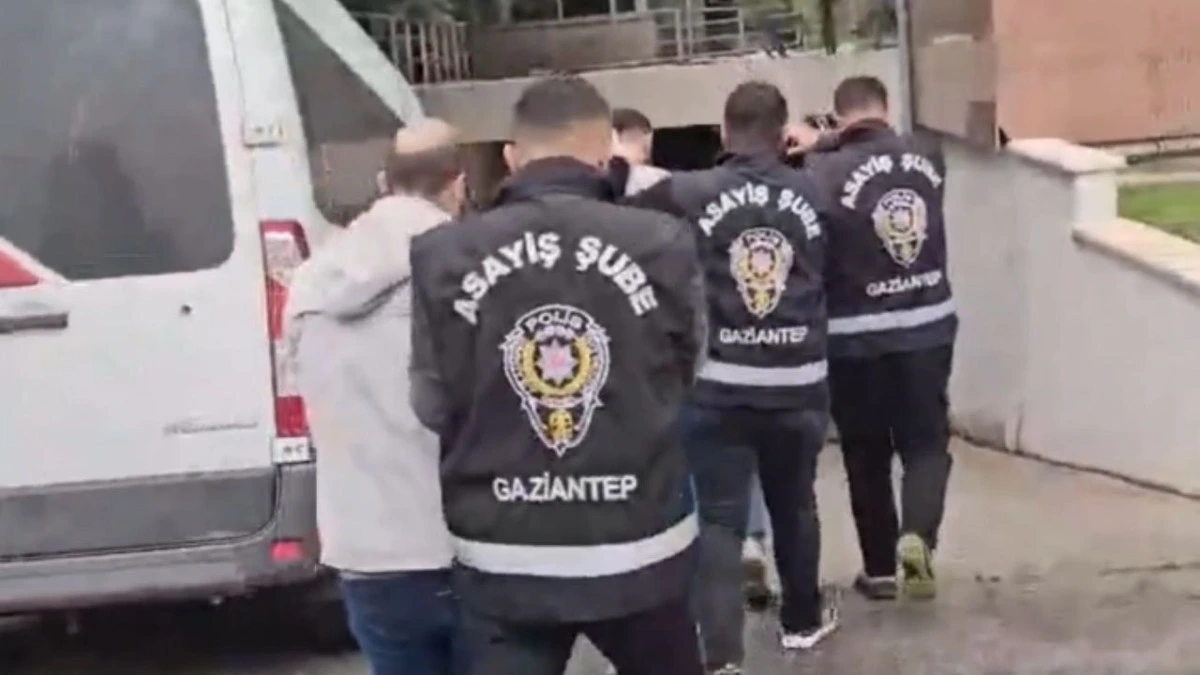 Asayiş Şube Müdürlüğü görevlileri bir kişiyi araca götürüyor