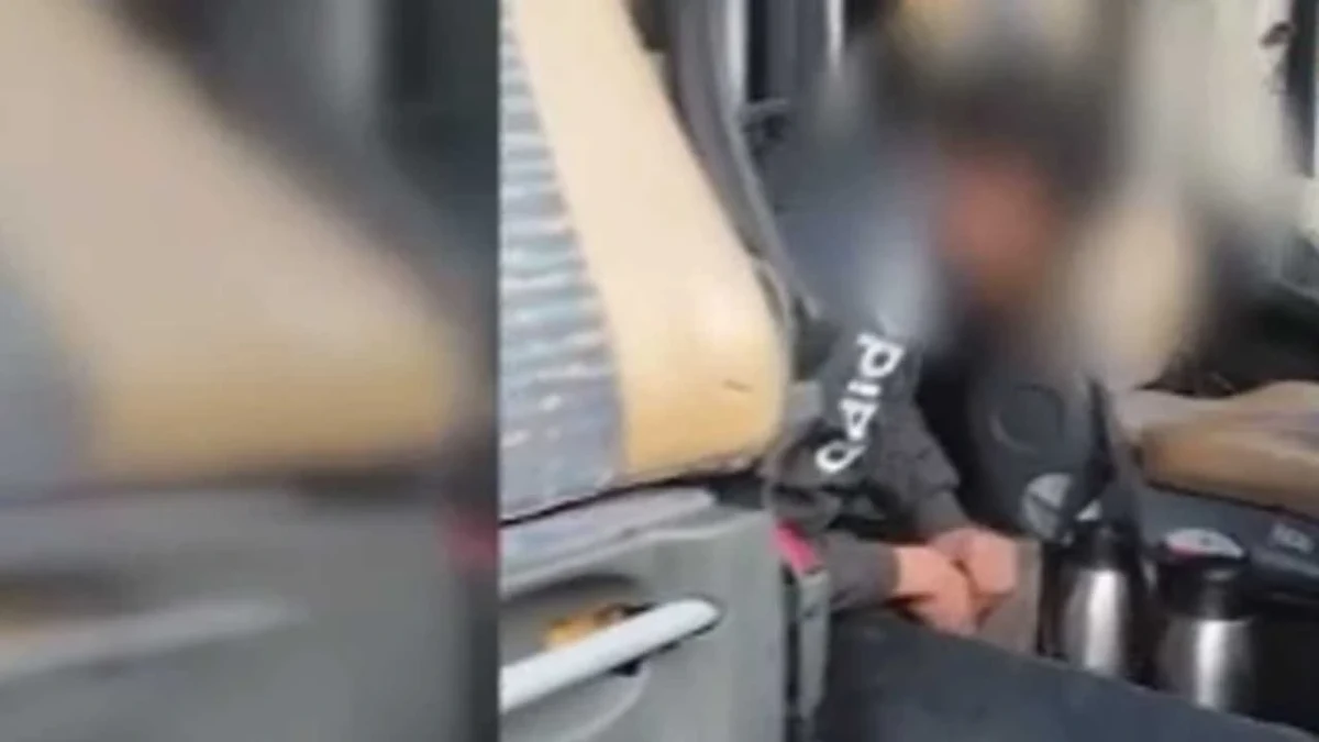 Otobüs içindeki bir kişinin yüzü bulanıklaştırılmış görüntüsü