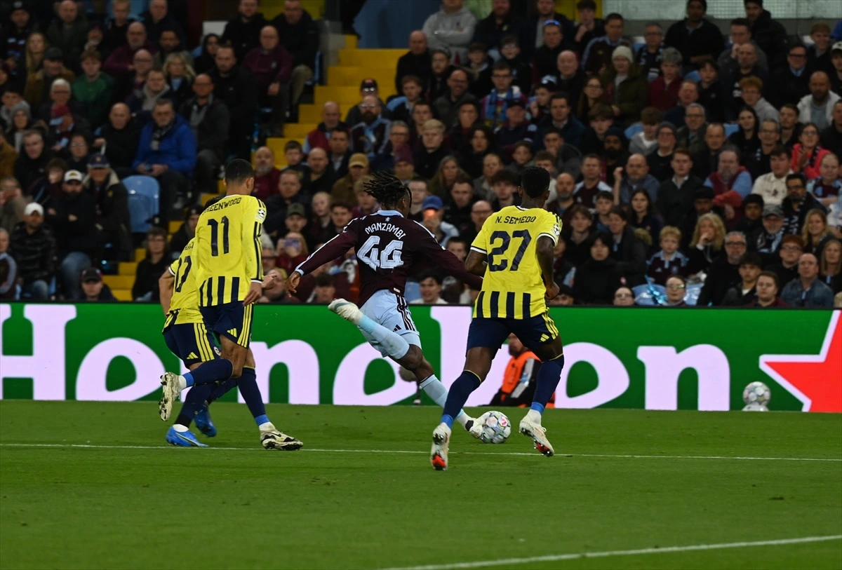 Aston Villa oyuncusu Fenerbahçe savunması önünde topa vuruyor