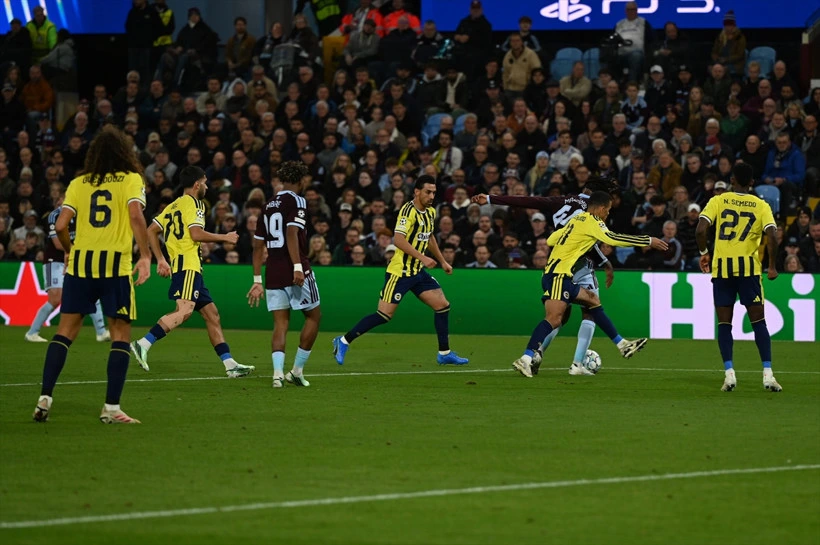 Aston Villa ve Fenerbahçe oyuncuları ceza sahası çevresinde mücadele ediyor