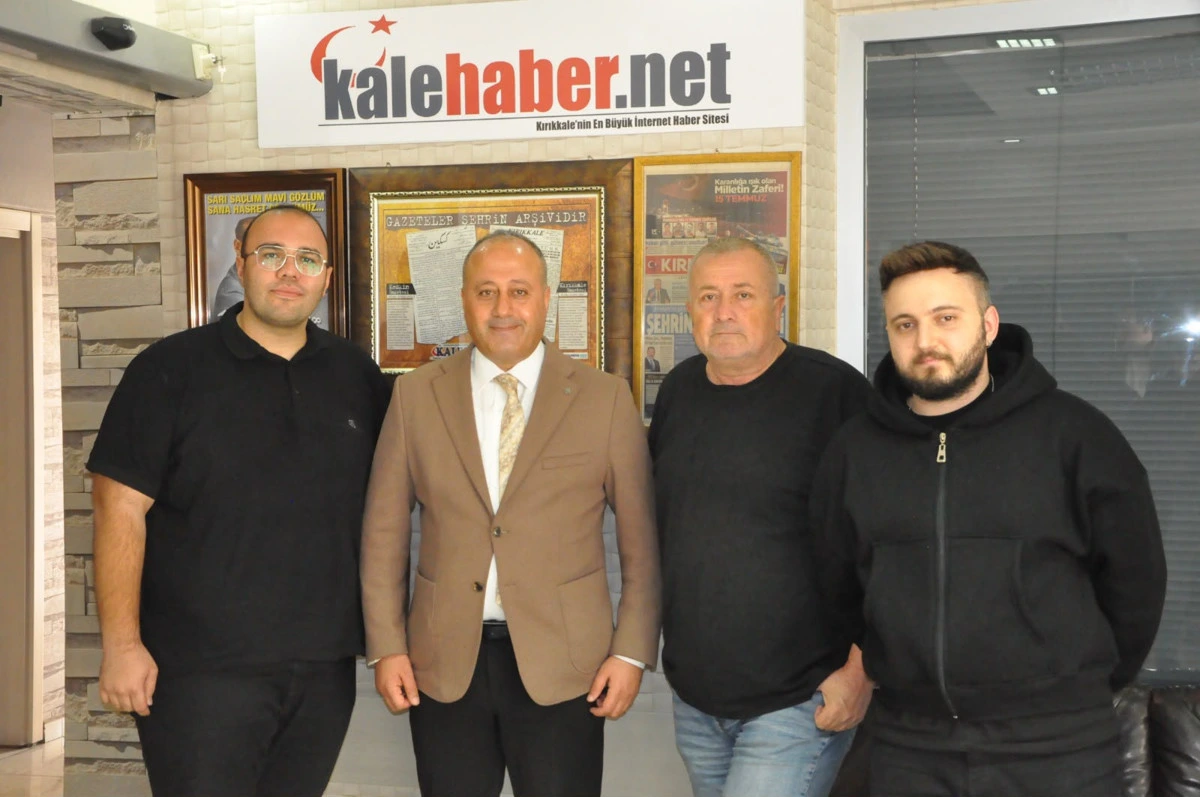 Atakan Çelik, Kalehaber.net yazısı önünde üç kişiyle birlikte
