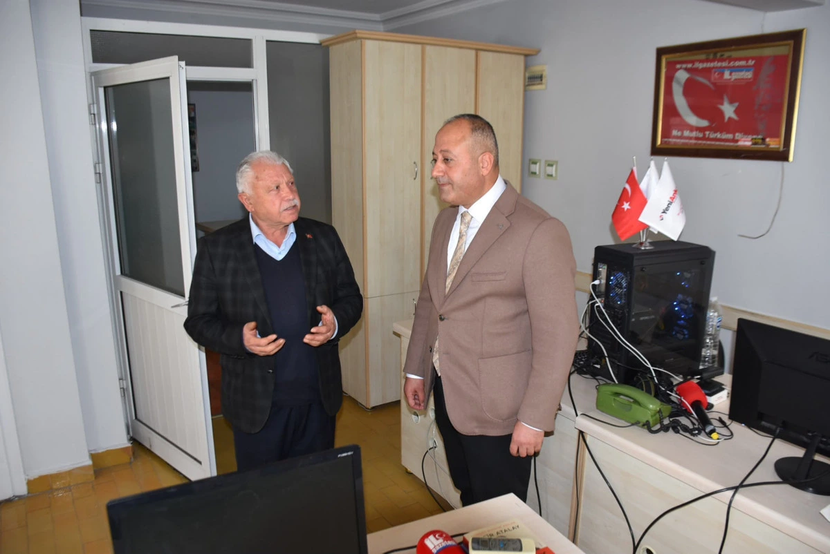 Atakan Çelik bir basın temsilcisiyle çalışma odasında görüşüyor