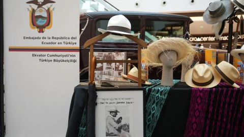 Atakule’de Atatürk’ün Panama Şapkalarından Esinlenen Sergi Açıldı