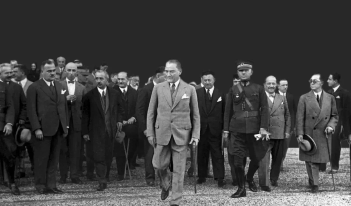 Mustafa Kemal Atatürk’ün öncülük ettiği bir grup devlet adamı ve askerin siyah beyaz fotoğrafı