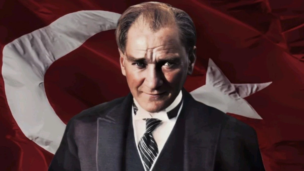 Mustafa Kemal Atatürk’ün portresi ve arka planda Türk bayrağı