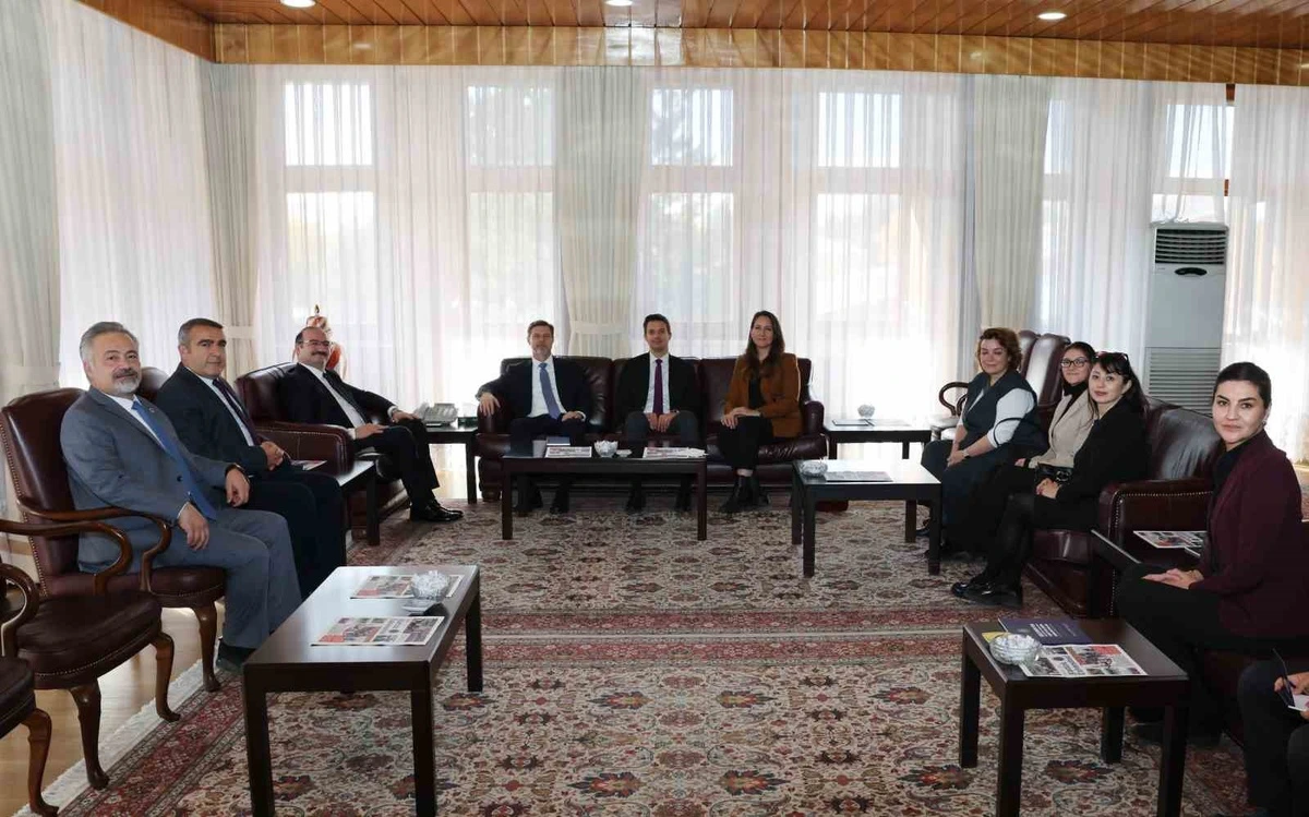Atatürk Üniversitesi ile ABD Ankara Büyükelçiliği kamu diplomasisi heyetinin görüşmesinden bir kare