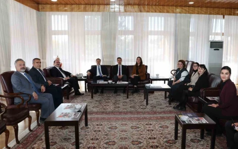 Atatürk Üniversitesi ile ABD Ankara Büyükelçiliği kamu diplomasisi heyetinin görüşmesinden bir kare