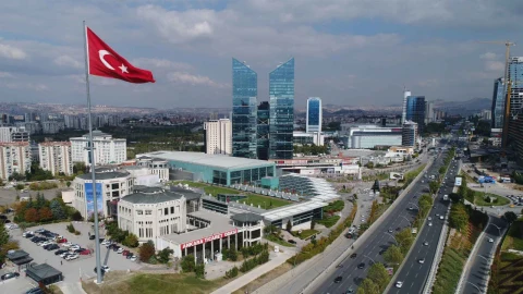 ATO Congresium ve çevresindeki Ankara manzarası, önde Türk bayrağı