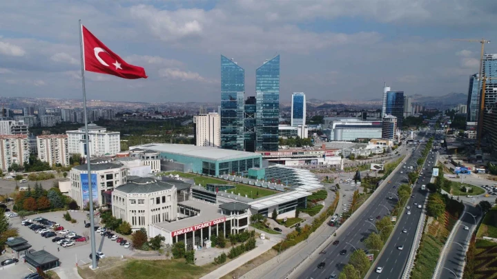 ATO Congresium ve çevresindeki Ankara manzarası, önde Türk bayrağı