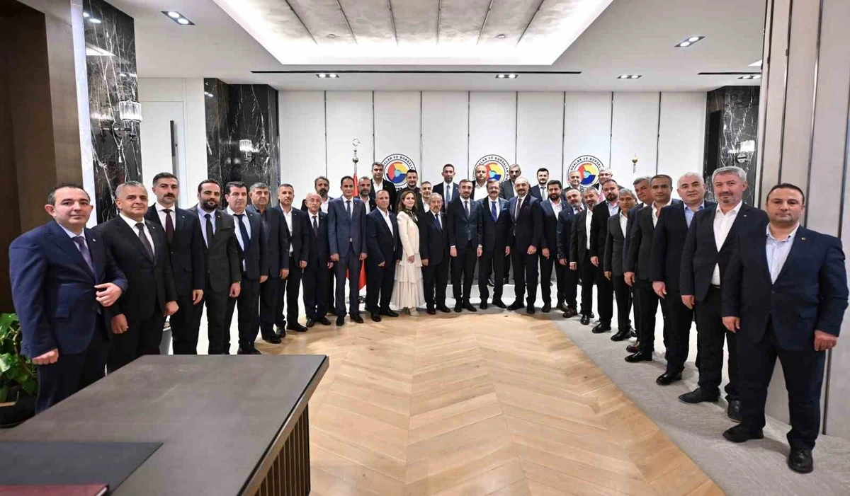 ATSO heyeti, Ankara’daki ziyarette toplu halde poz veriyor.