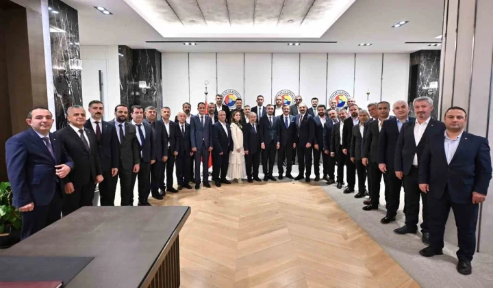 ATSO heyeti, Ankara’daki ziyarette toplu halde poz veriyor.