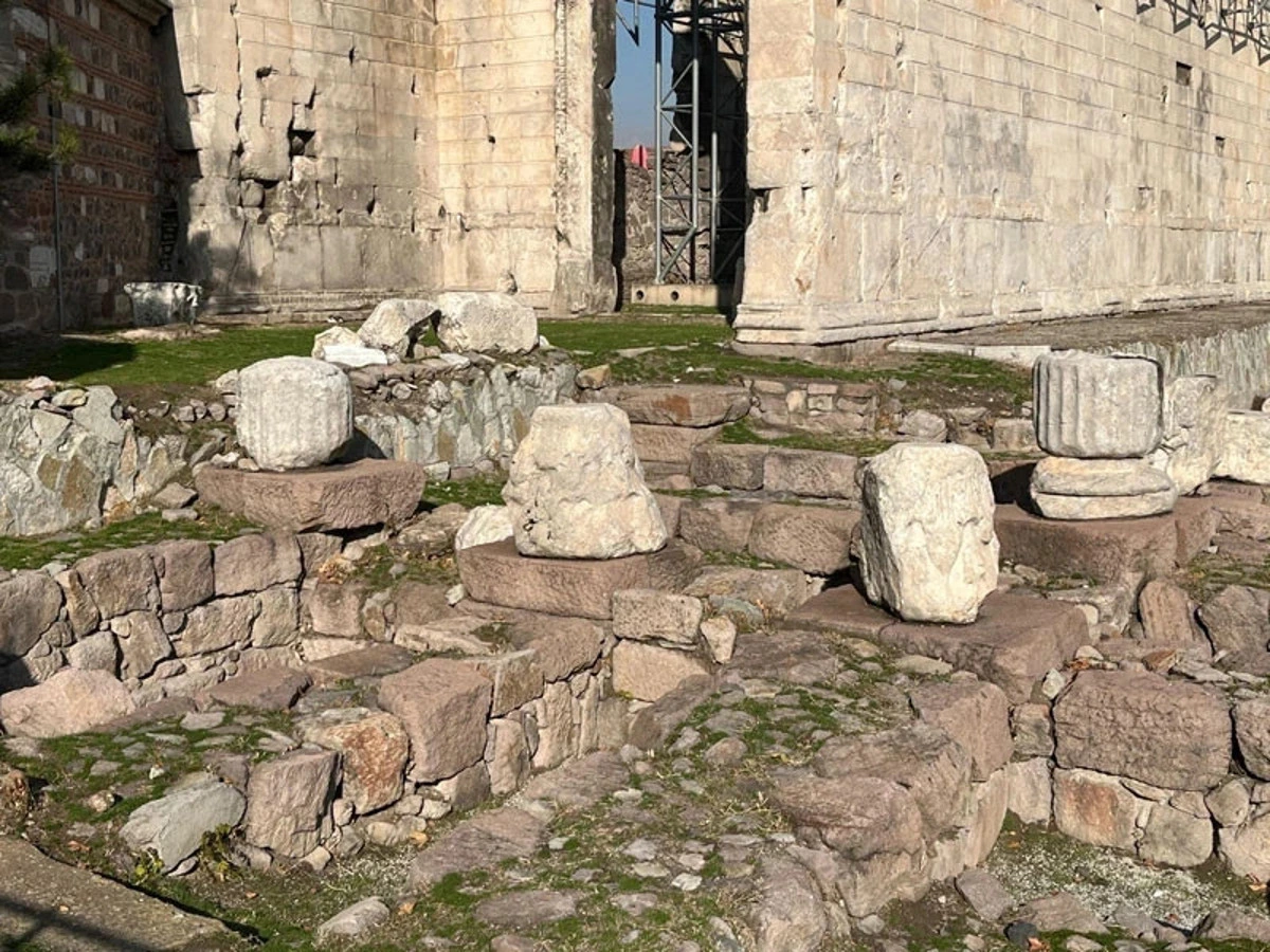 Augustus Tapınağı çevresindeki taş kalıntılar