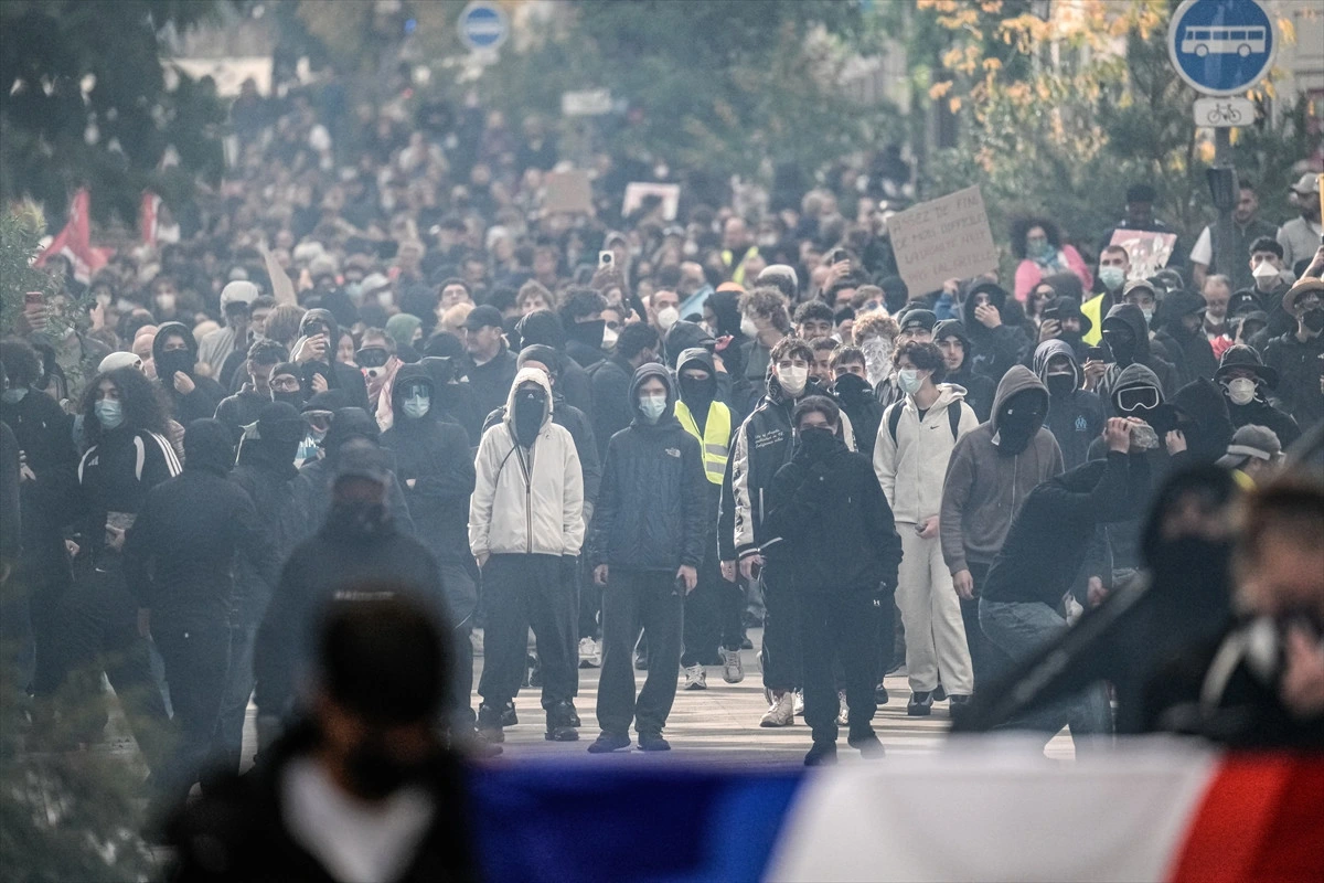 Kalabalık bir grup sokakta yürüyüş yapıyor