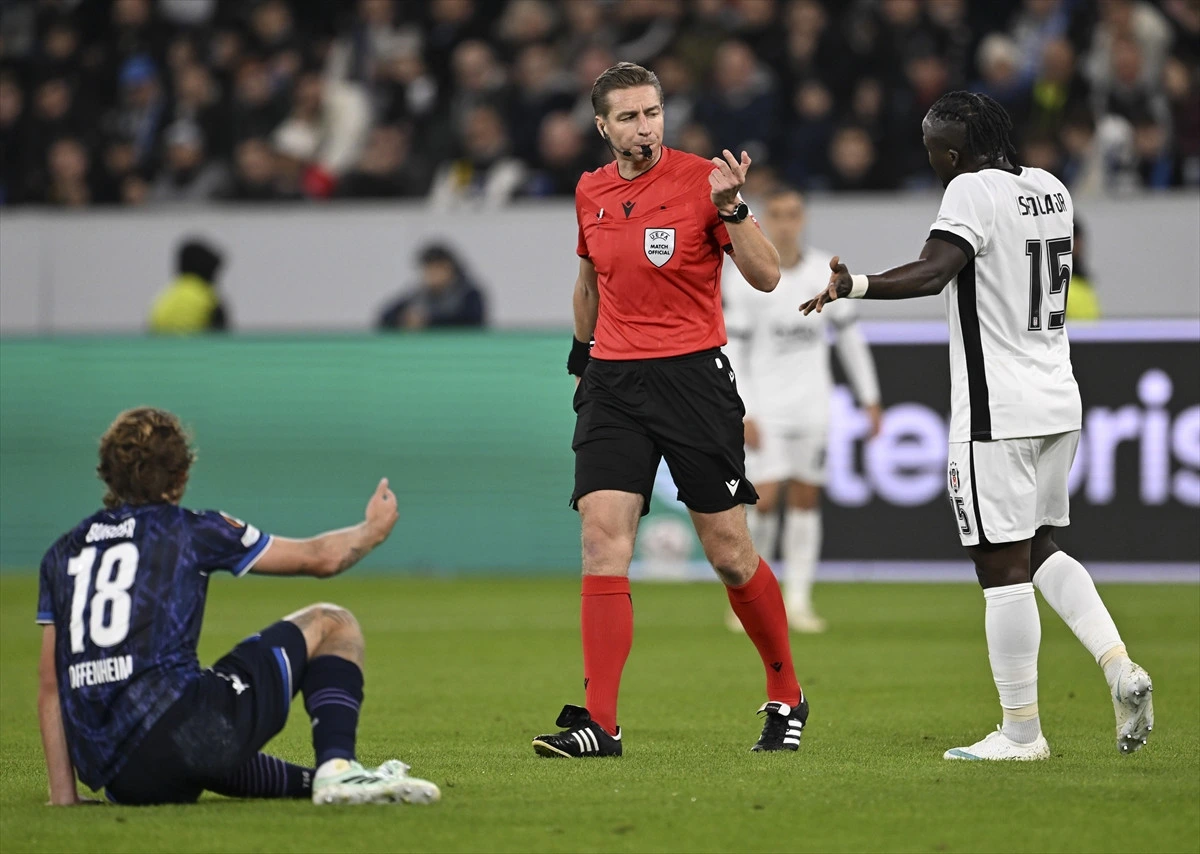 Futbol maçında hakem ve oyuncular