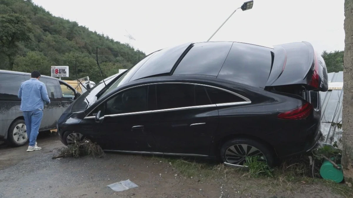 Selin ardından çamur ve su içinde kalan siyah otomobil