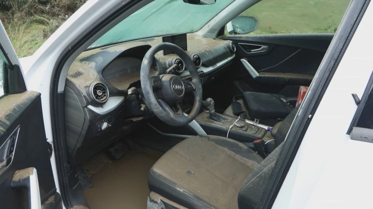 Sel sularının girdiği otomobilin iç bölümü