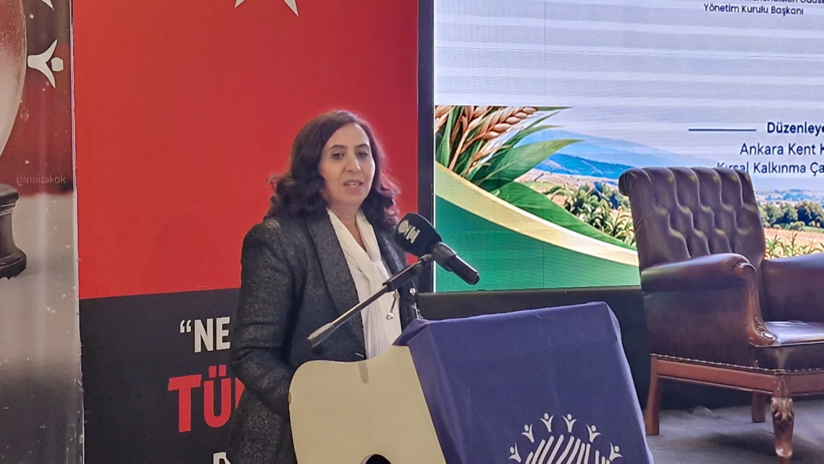 Ayfer Ulusoy, tarım söyleşisinin açılış konuşmasını yapıyor.