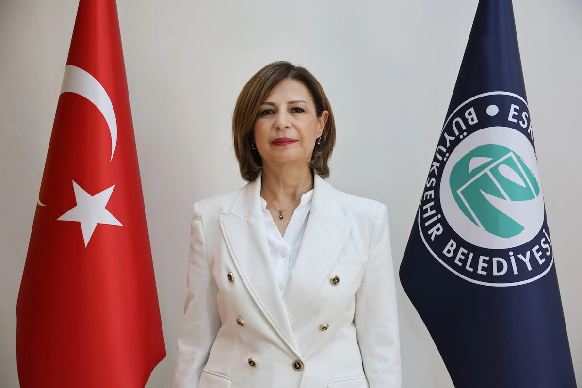 Ayşe Ünlüce, Türk bayrağı ve Eskişehir Büyükşehir Belediyesi bayrağı önünde