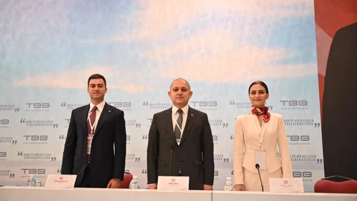 TBB toplantısında kürsü önünde yan yana duran üç kişi