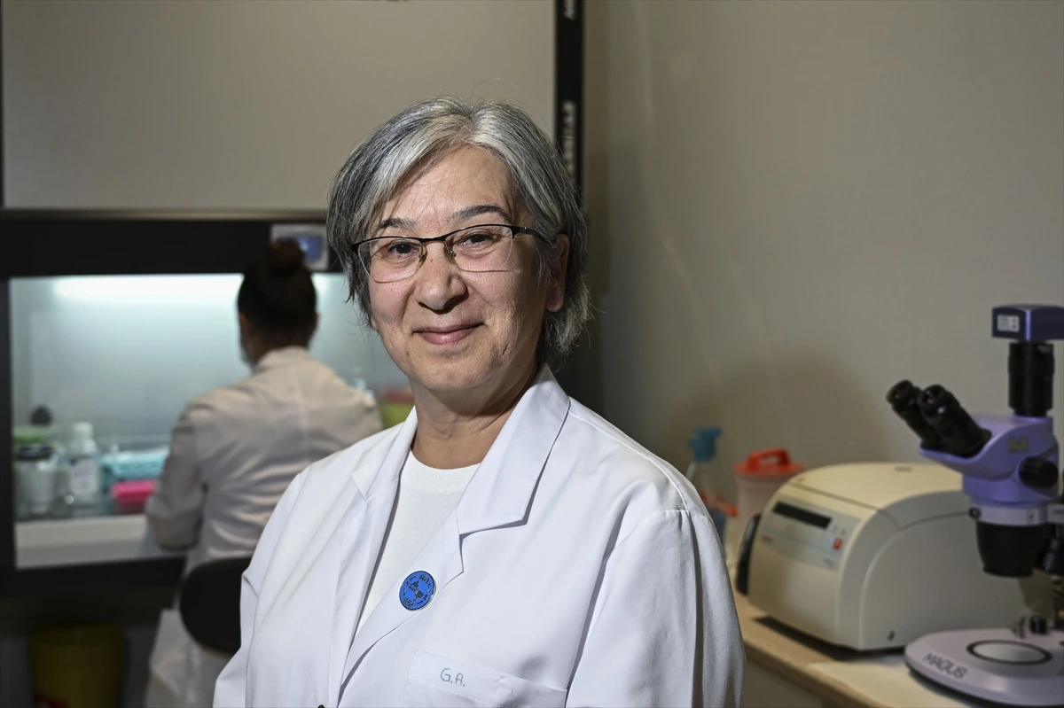 Laboratuvarda beyaz önlükle bulunan araştırmacı