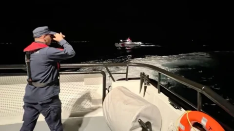 Sahil Güvenlik personeli gece denizde arama yaparken