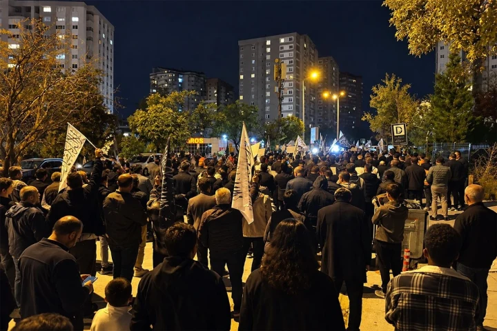Azerbaycan’daki başörtüsü kısıtlamalarına tepki gösteren kalabalık