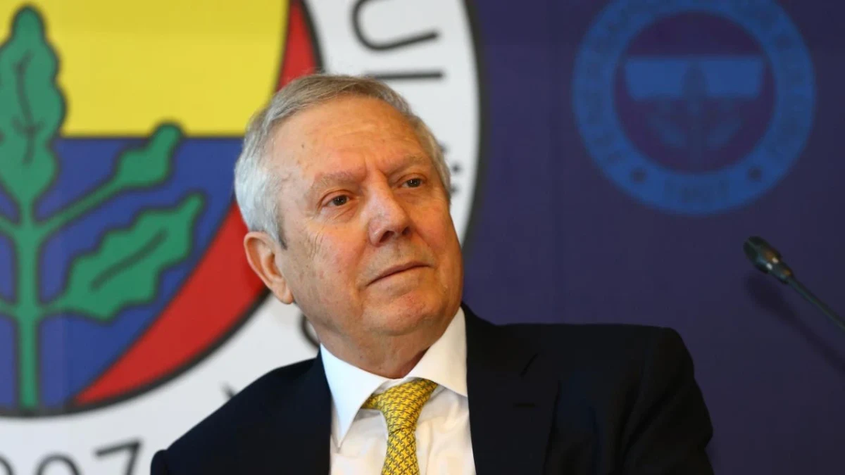 Aziz Yıldırım, Fenerbahçe arması önünde otururken