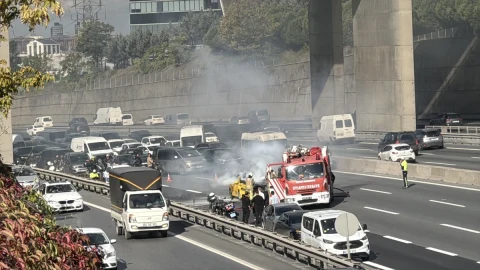 TEM Otoyolu’nda yanan taksinin çevresinde itfaiye aracı ve trafik görülüyor