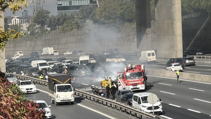 TEM Otoyolu’nda yanan taksinin çevresinde itfaiye aracı ve trafik görülüyor