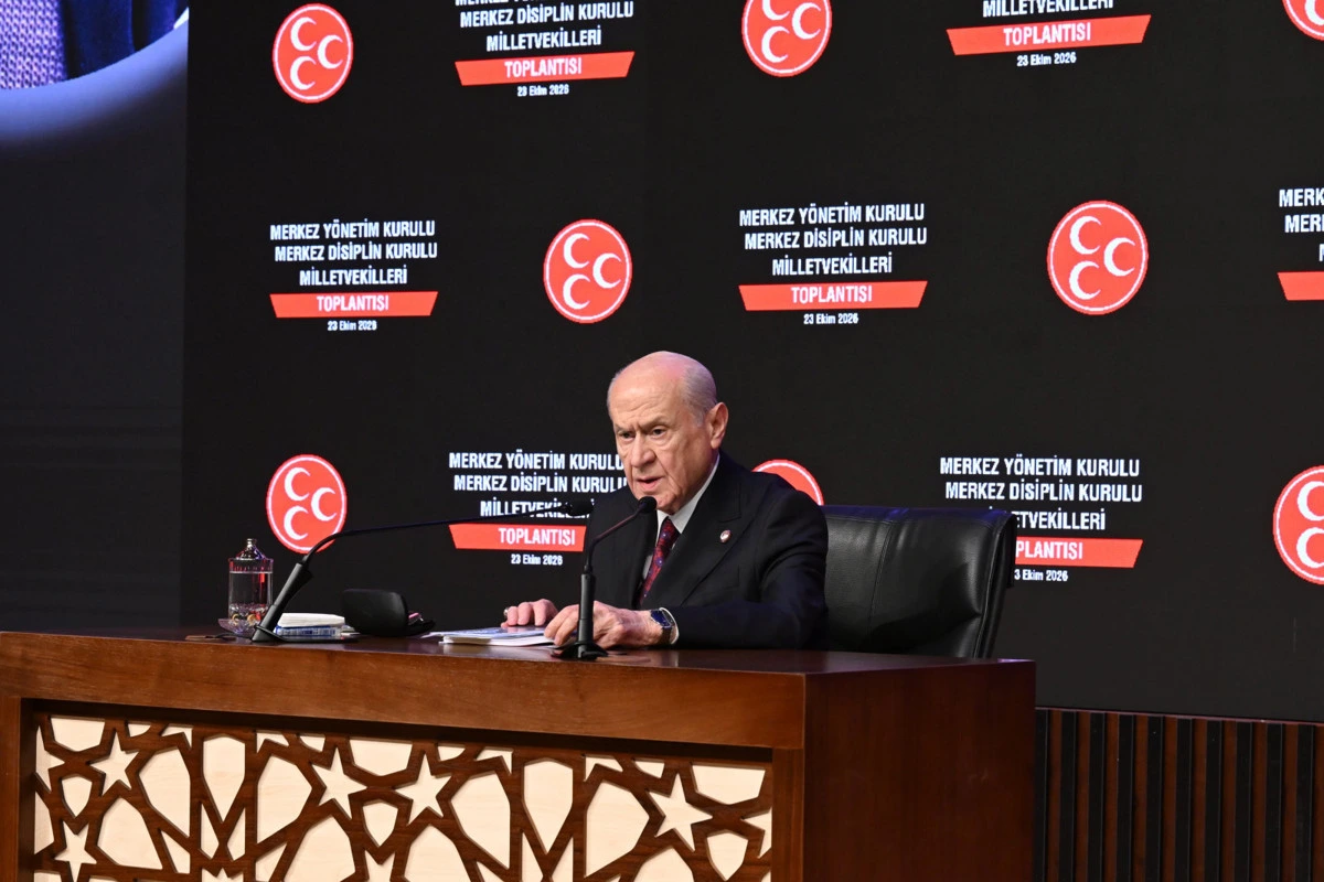 Devlet Bahçeli toplantı masasında konuşurken