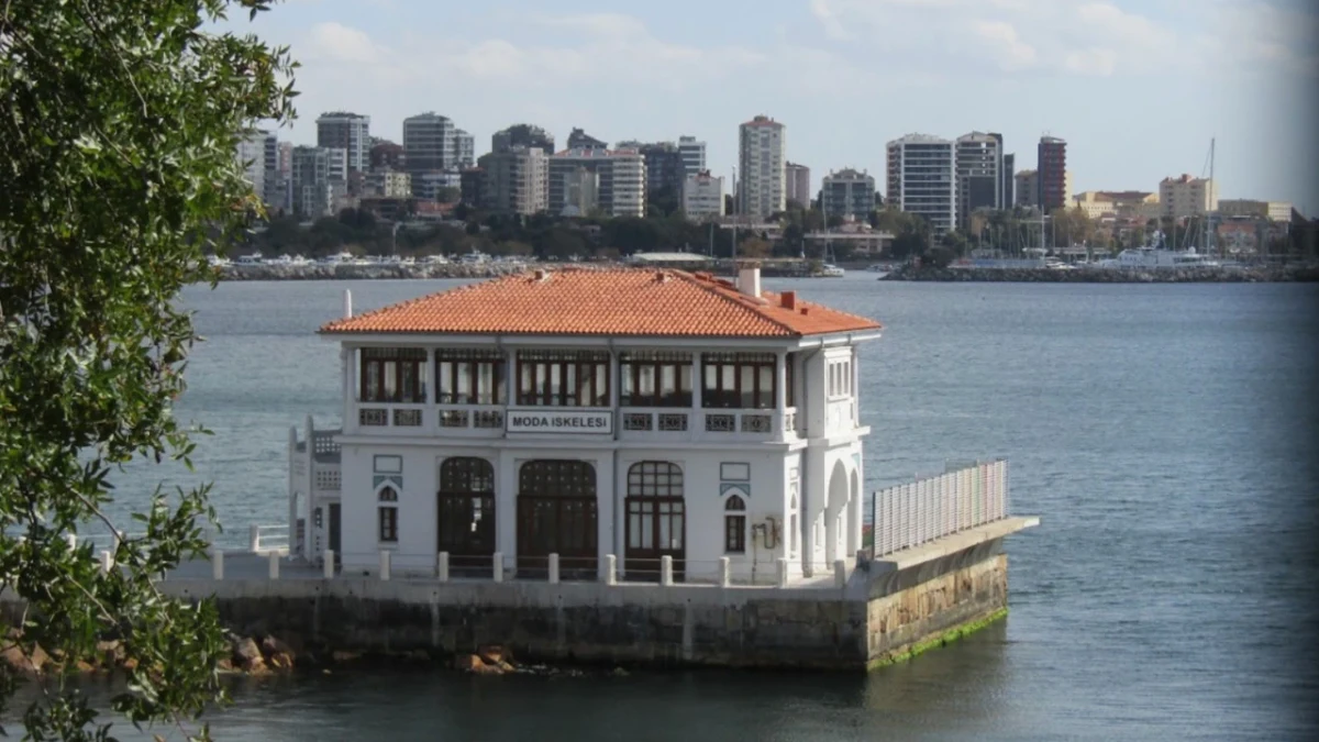 Moda İskelesi ve İstanbul Boğazı kıyısındaki kent silueti