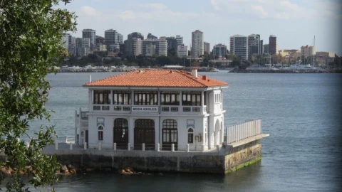 Moda İskelesi ve İstanbul Boğazı kıyısındaki kent silueti