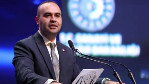 Sanayi ve Teknoloji Bakanı Mehmet Fatih Kacır, yapay zekâ sempozyumunda kürsüde konuşuyor