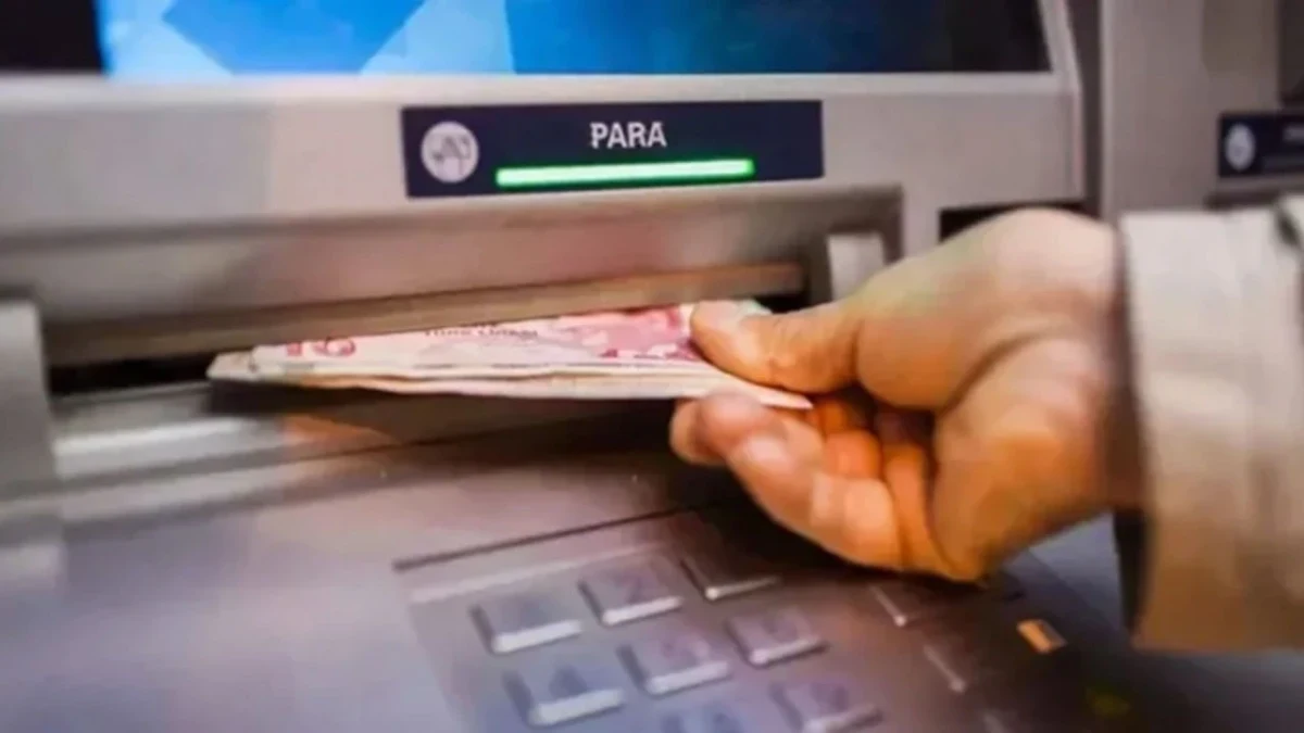 Bir kişi ATM’den para çekiyor