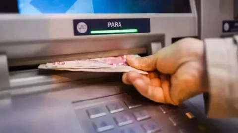 Bir kişi ATM’den para çekiyor