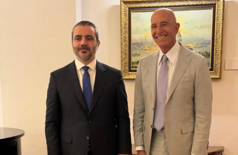 Tom Barrack ve Esad Hasan Şeybani görüşme sırasında yan yana