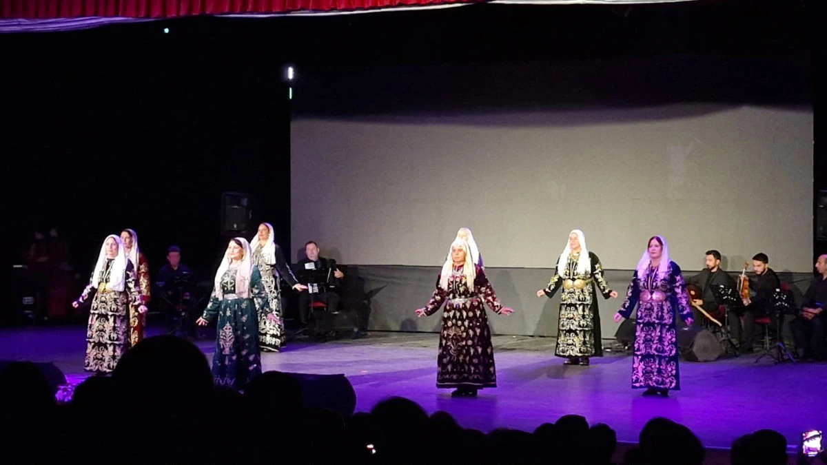 Geleneksel kıyafetli kadın dansçılar sahnede