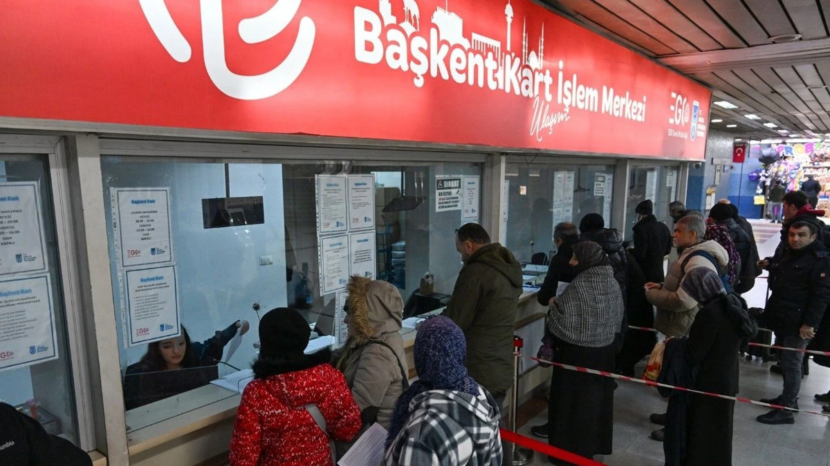 Başkent Kart işlem merkezindeki gişeler önünde bekleyen vatandaşlar