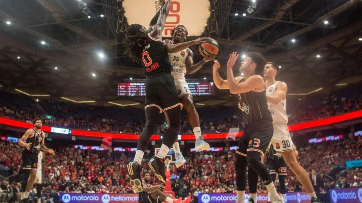 Basketbol maçında oyuncular pota altında mücadele ediyor