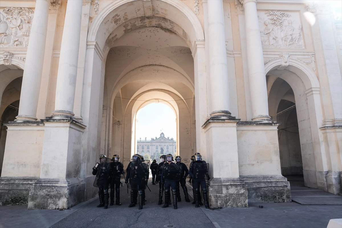Bastille çevresindeki kemerli geçitte bekleyen çevik kuvvet polisleri