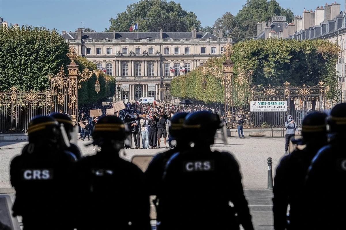 Bastille Meydanı’nda göstericiler ve güvenlik güçleri