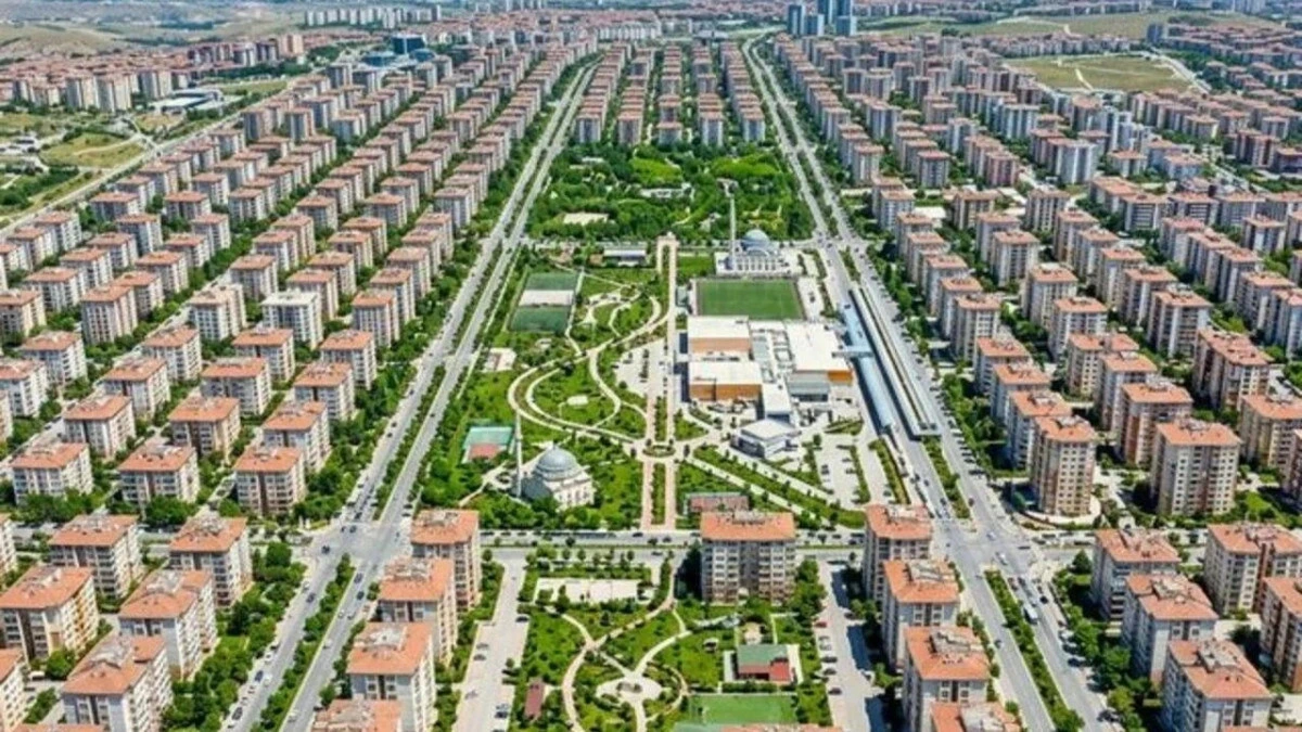 Batıkent’te konutların çevrelediği geniş yeşil alanın havadan görünümü