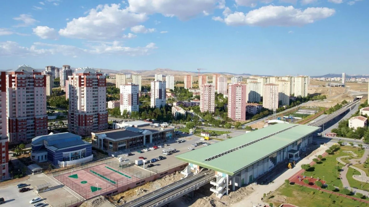 Batıkent’te metro istasyonu ve çevresindeki yerleşim alanı