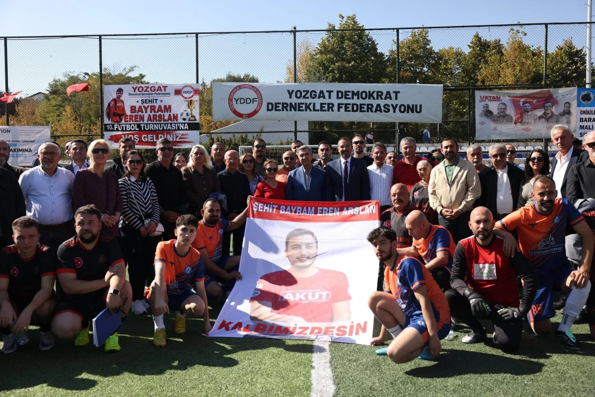Bayram Eren Arslan anısına düzenlenen futbol turnuvasına katılanlar, şehidin fotoğrafının yer aldığı pankartla poz veriyor.