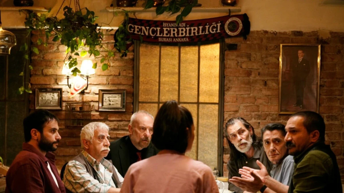 Behzat Ç. dizisinden bir sahnede, Gençlerbirliği tabelasının bulunduğu mekânda bir araya gelen kişiler