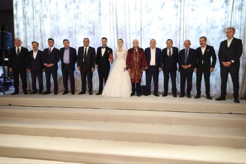 Bektaş ve Güler ailelerinin düğününde gelin ve damat, davetlilerle birlikte sahnede