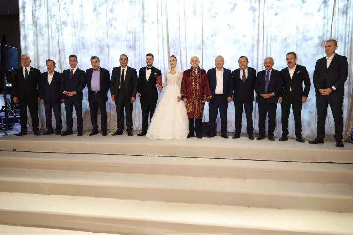 Bektaş ve Güler ailelerinin düğününde gelin ve damat, davetlilerle birlikte sahnede